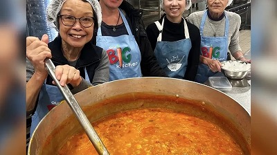 シドニー・Our Big Kitchenで食材を仕分けするボランティア